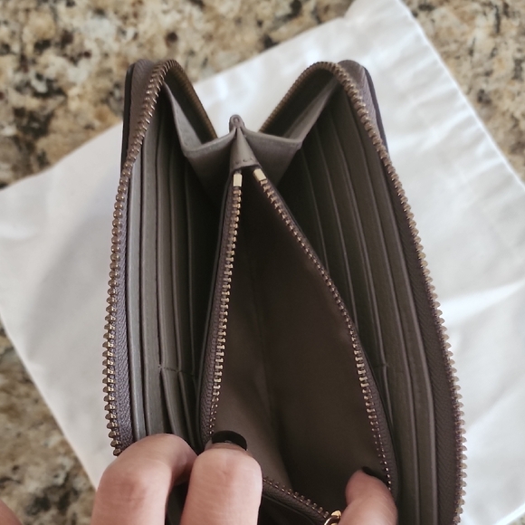 Marc Jacobs Gray Leather Wallet - Picture 8 of 16